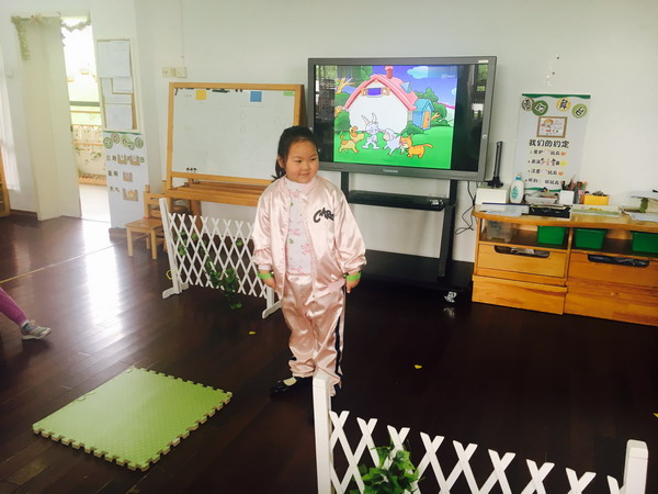 大家好，我是中2班的金尹琪：我在表演《小铃铛》的游戏哦~