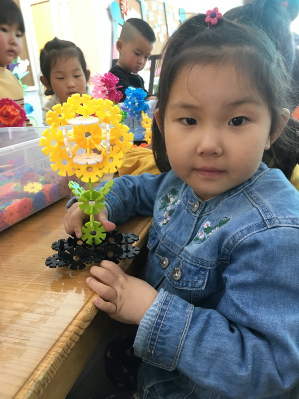 我是小2班的韩钰凡，我和小花比美