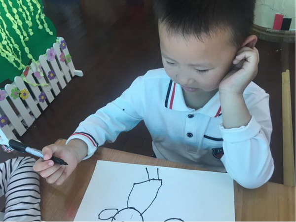 我是小2班的魏子轩，看我画的小朋友多棒啊
